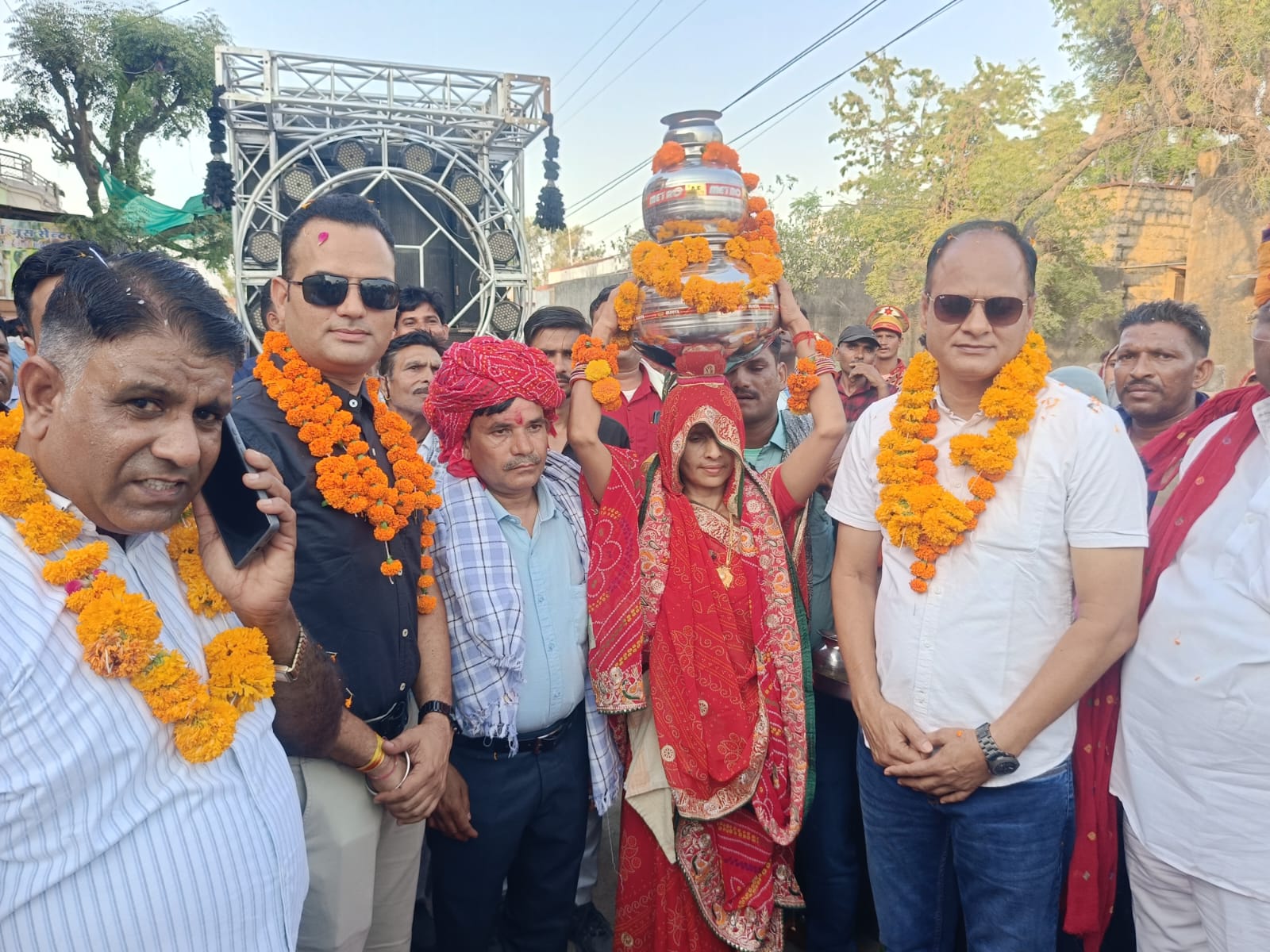 चित्र-मायरे की रस्म अदा करते हुए पुलिसकर्मी।