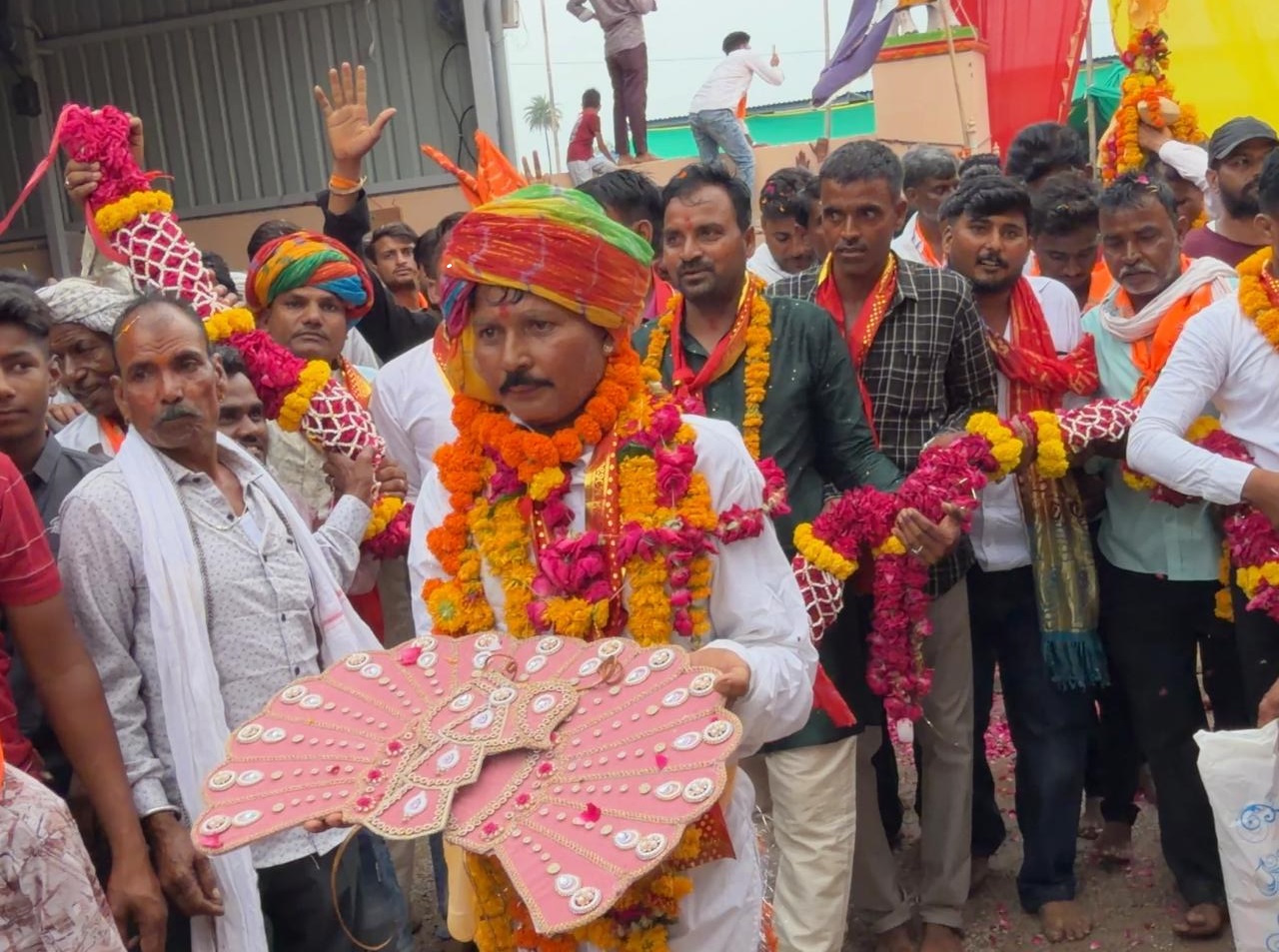 शोला की झोपड़ियां से सांवरिया सेठ मंदिर तक निकली पैदल यात्रा, जगह-जगह हुआ भव्य स्वागत